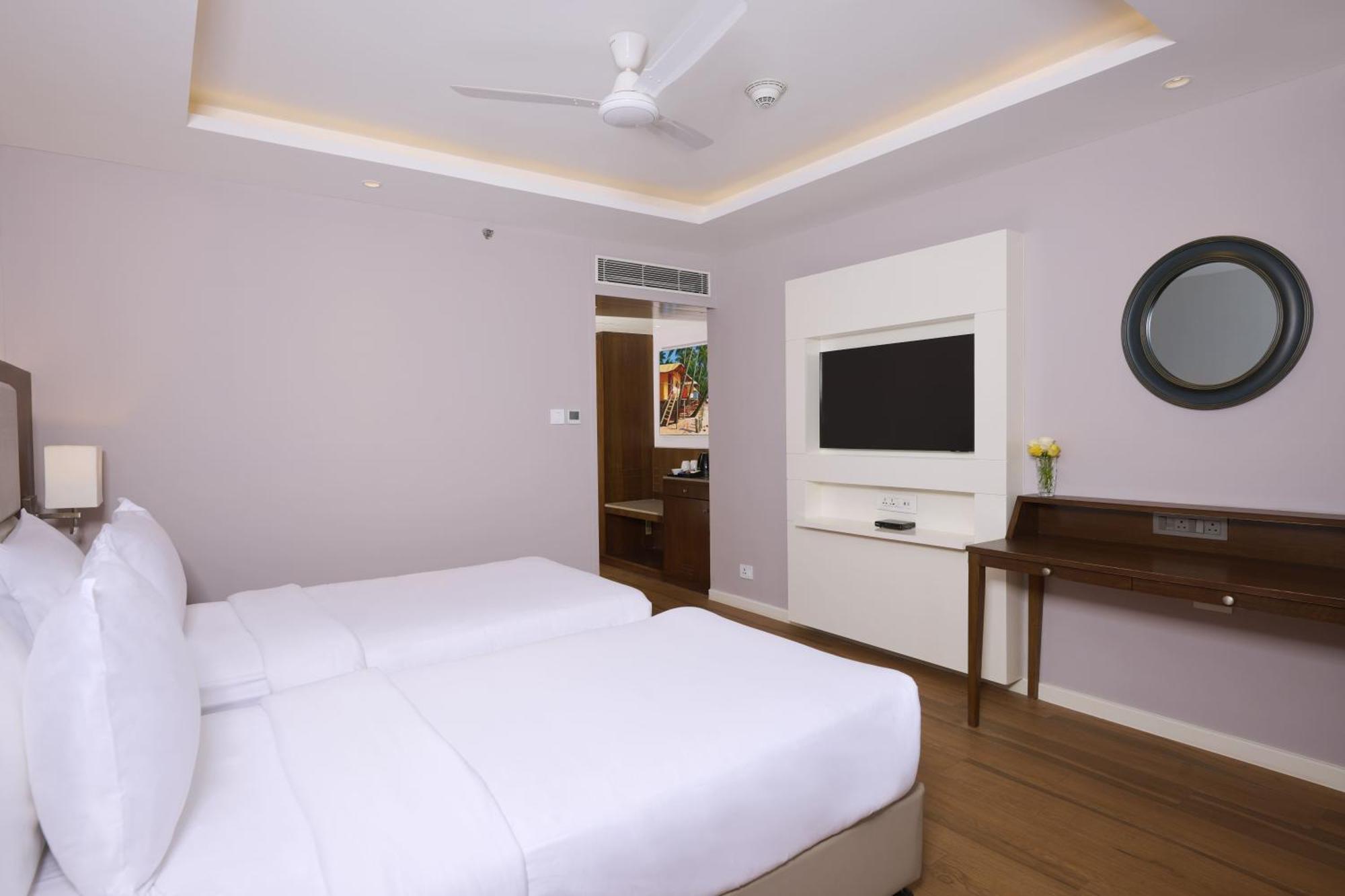 Golden Tulip Vagator Goa Hotell Exteriör bild