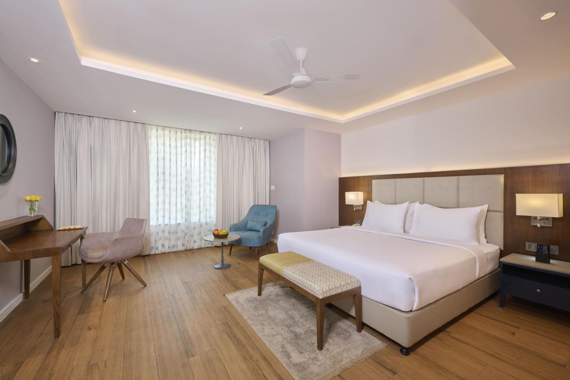 Golden Tulip Vagator Goa Hotell Exteriör bild