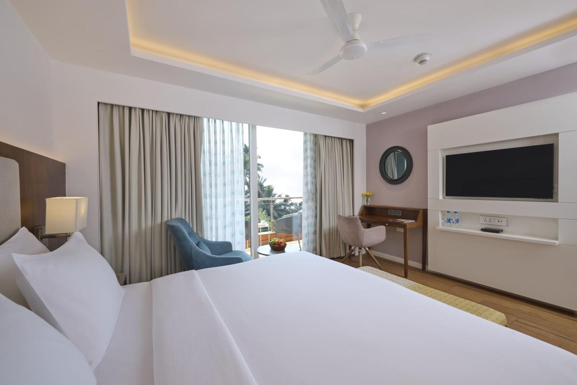 Golden Tulip Vagator Goa Hotell Exteriör bild