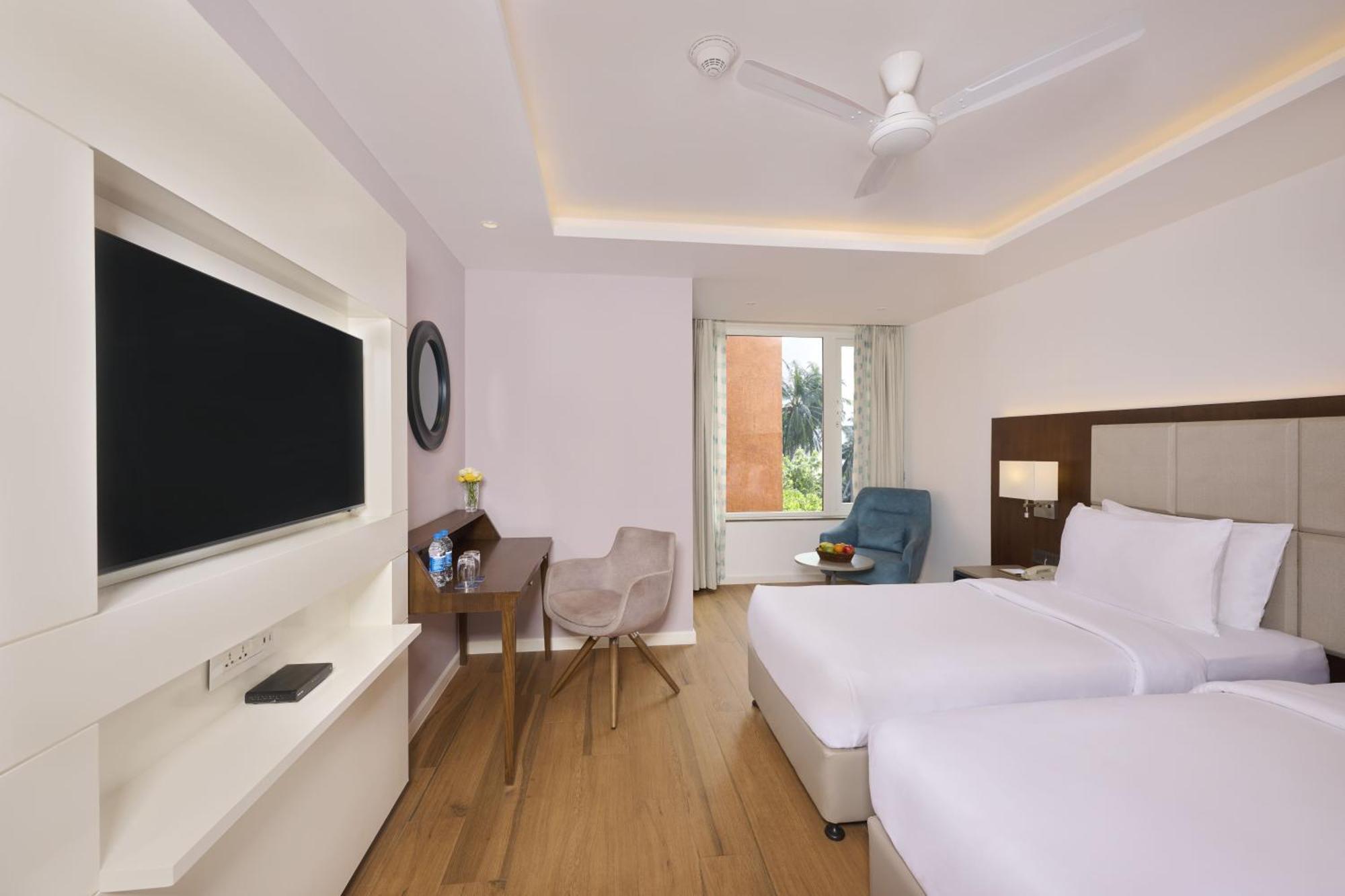 Golden Tulip Vagator Goa Hotell Exteriör bild