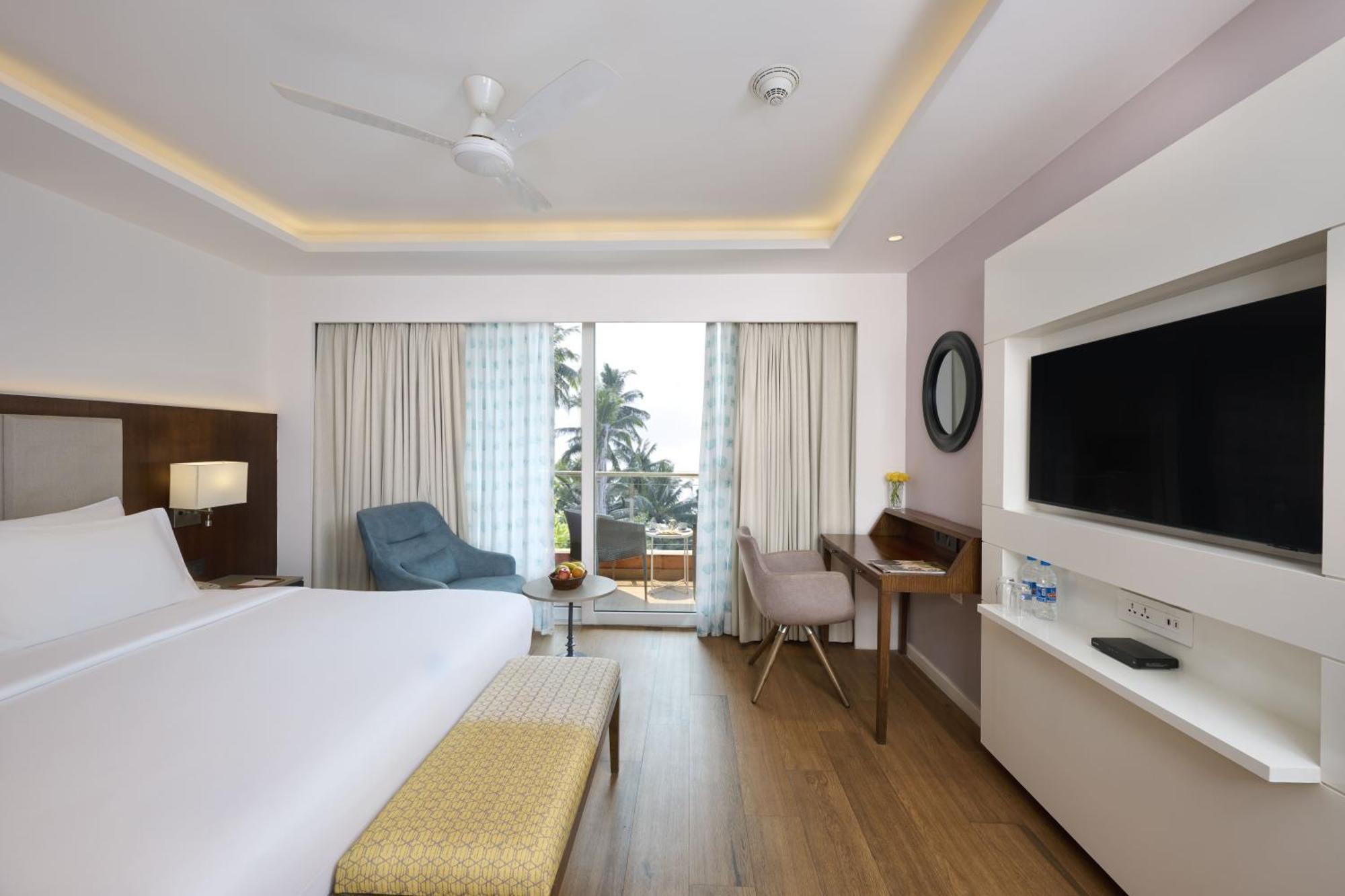 Golden Tulip Vagator Goa Hotell Exteriör bild