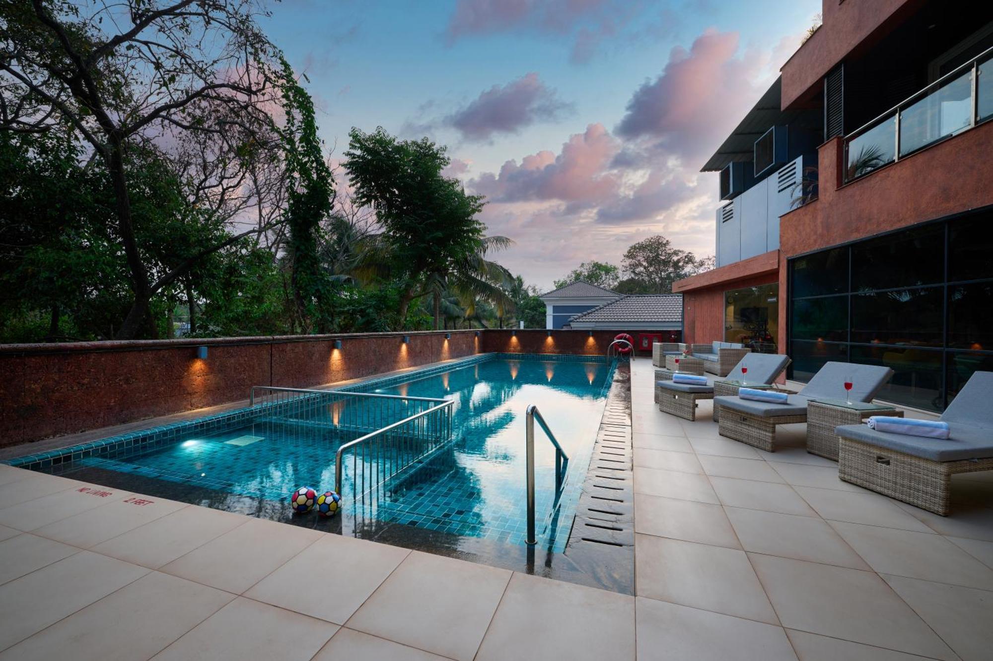 Golden Tulip Vagator Goa Hotell Exteriör bild