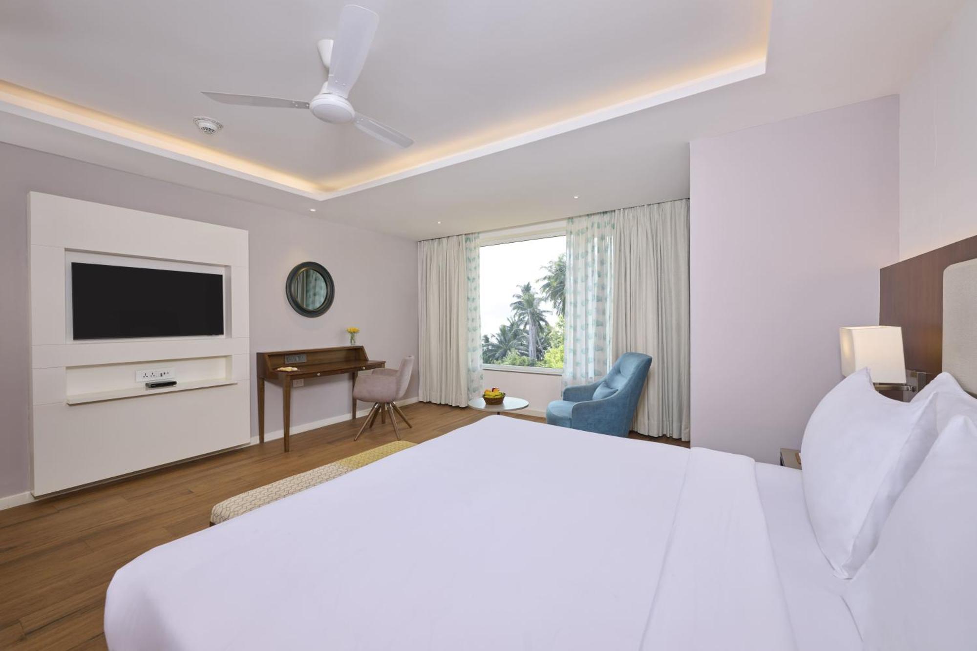 Golden Tulip Vagator Goa Hotell Exteriör bild