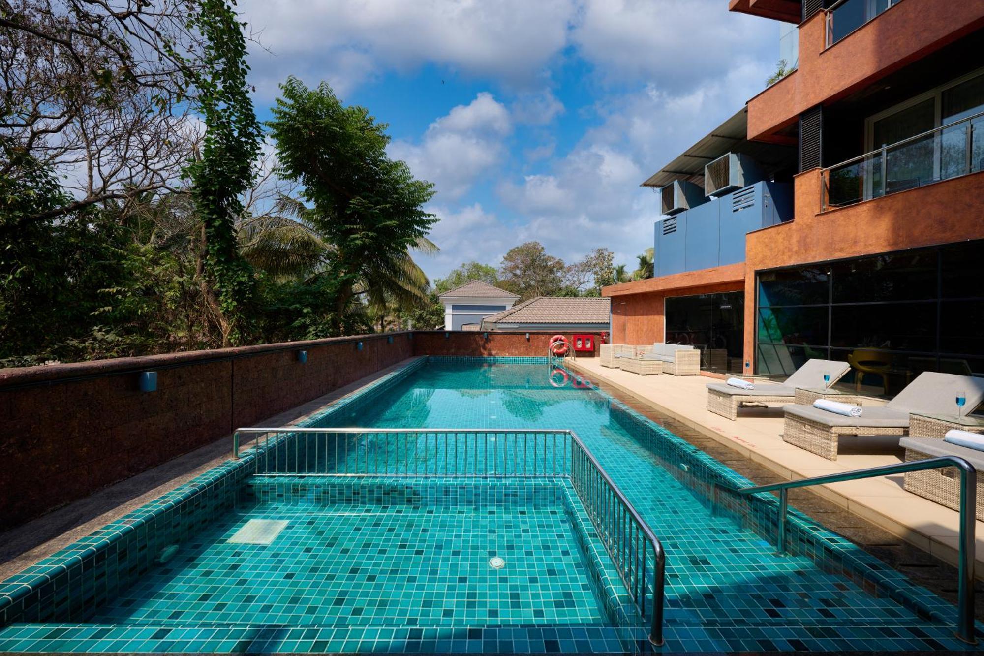 Golden Tulip Vagator Goa Hotell Exteriör bild